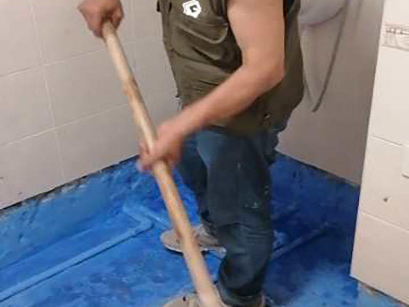 衛(wèi)生間地面回填:回填衛(wèi)生間可bai以用一些輕質(zhì)磚du和水泥沙子就可以，另外現(xiàn)在很多的人會選zhi用陶粒，dao雖然陶粒成本比較高，但是對于承重和吸水相對來說是比較好的。另外在回填以后需要做一些結(jié)構(gòu)面的防水處理，那就是排污管定位后要用水泥砂漿固定，這樣在回填做防水處理是比較合適的。