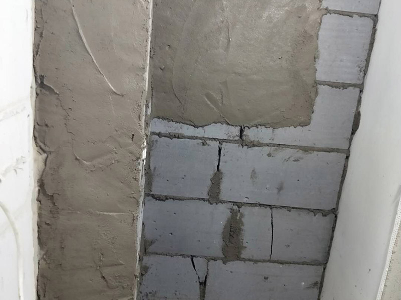 衛(wèi)生間墻體改造：首先進(jìn)行地面清掃，不打掃干凈會翹邊、空鼓的;放水平線然后分塊;地面要濕潤進(jìn)行灑水;采用兩種砂漿，打砂漿的基層，一般要進(jìn)行干鋪;地磚是不是出現(xiàn)了空鼓是很重要的;還要在磚底涂抹上漿;鋪貼的時(shí)候要用橡皮錘敲擊，做拉縫、表面清理，對瓷磚進(jìn)行勾縫處理即可。最重要的是保護(hù)好成品，以防造成污染和損傷。