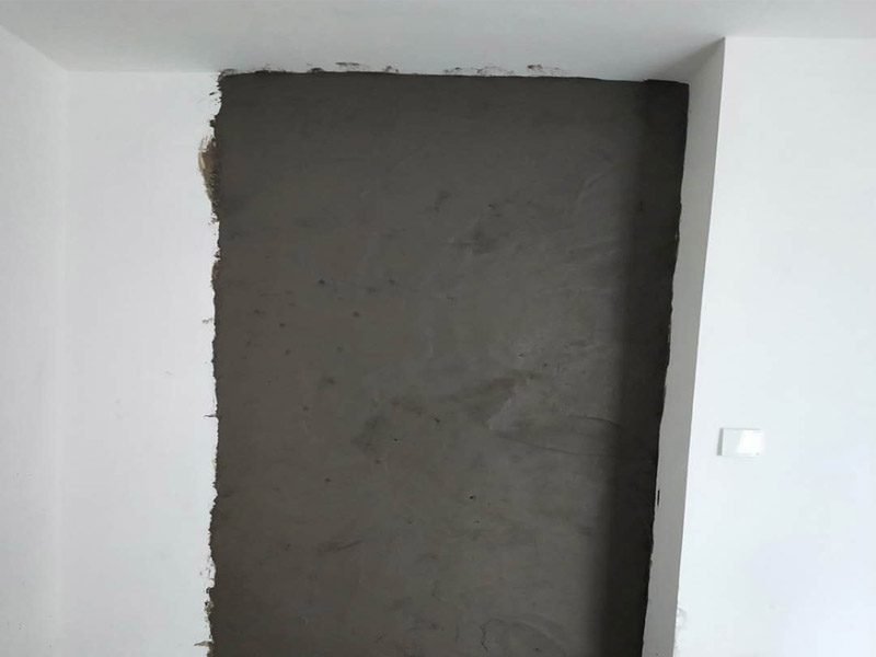 衛(wèi)生間墻體改造：首先進(jìn)行地面清掃，不打掃干凈會翹邊、空鼓的;放水平線然后分塊;地面要濕潤進(jìn)行灑水;采用兩種砂漿，打砂漿的基層，一般要進(jìn)行干鋪;地磚是不是出現(xiàn)了空鼓是很重要的;還要在磚底涂抹上漿;鋪貼的時(shí)候要用橡皮錘敲擊，做拉縫、表面清理，對瓷磚進(jìn)行勾縫處理即可。最重要的是保護(hù)好成品，以防造成污染和損傷。