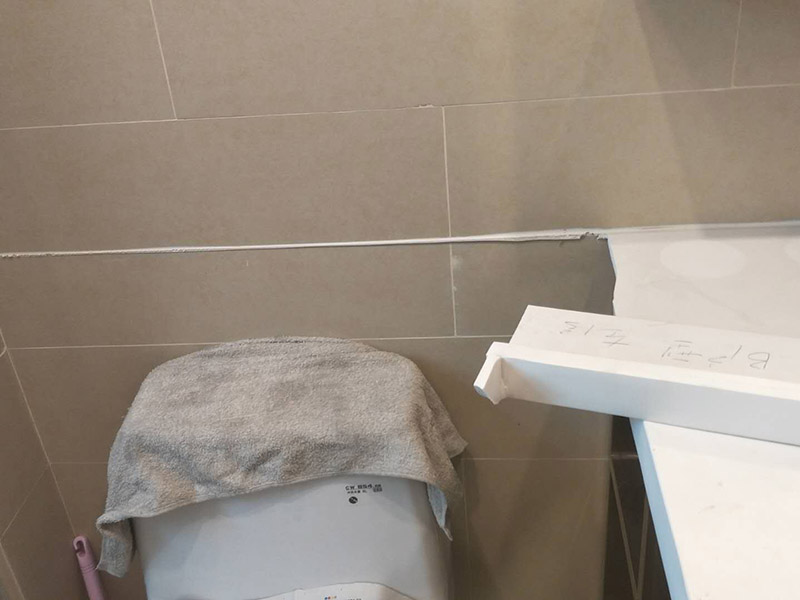 浴室柜臺面維修:臺面發(fā)現(xiàn)斷裂需要及時修復，不要拖很長時間。裂縫處如果水向下流到柜體板或者墊板上，長時間的浸泡會讓柜體局部腐爛，滋生病菌或蟲子。如果臺面的安裝時沒加固墊條，如果人造石臺面的硬度不夠高，時間長了就會在單純受力部位形成裂痕。因此，修復前需要做好對臺面受力區(qū)的保護。臺面開裂也可能是由臺面下面的墊條、墊板問題引起，如墊板材質較差，水槽滲水或者漏水，墊板遇到這種情況肯定會膨脹，從而導致臺面開裂;此外，還有臺面下面沒有墊整板，或者是墊條墊得高低不平而導致開裂的情況。對于此種情況，需要先加固墊板和柜體，再進行臺面的修復工作。