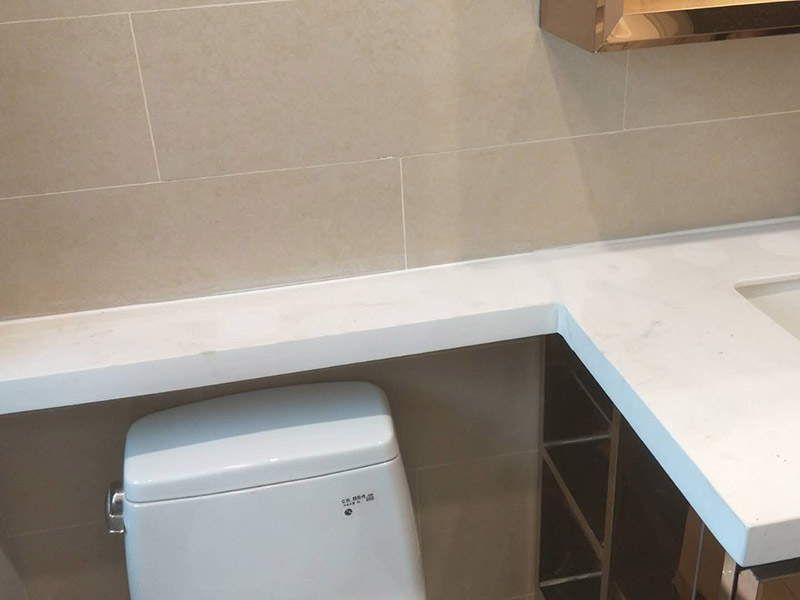 浴室柜臺面維修:臺面發(fā)現(xiàn)斷裂需要及時修復，不要拖很長時間。裂縫處如果水向下流到柜體板或者墊板上，長時間的浸泡會讓柜體局部腐爛，滋生病菌或蟲子。如果臺面的安裝時沒加固墊條，如果人造石臺面的硬度不夠高，時間長了就會在單純受力部位形成裂痕。因此，修復前需要做好對臺面受力區(qū)的保護。臺面開裂也可能是由臺面下面的墊條、墊板問題引起，如墊板材質較差，水槽滲水或者漏水，墊板遇到這種情況肯定會膨脹，從而導致臺面開裂;此外，還有臺面下面沒有墊整板，或者是墊條墊得高低不平而導致開裂的情況。對于此種情況，需要先加固墊板和柜體，再進行臺面的修復工作。