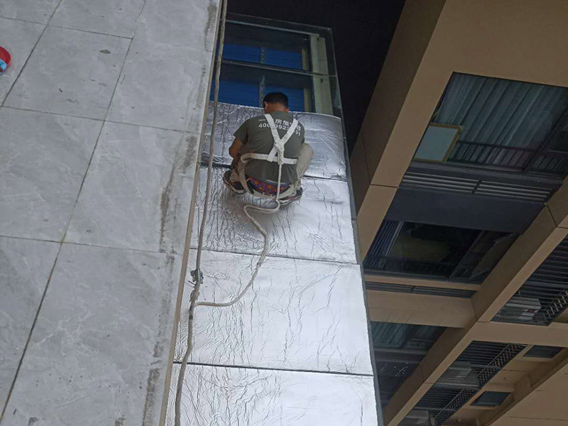 玻璃屋頂保溫防水：一是松散材料，如爐渣、膨脹蛭石、膨脹珍珠巖等，目前已較少使用。二是板狀材料，如膨脹蛭石、膨脹珍珠巖塊，泡沫水泥、加氣砼塊，巖棉板、EPS聚笨板、XPS擠塑板。三是整體現(xiàn)澆（噴）保溫層，如瀝青膨脹蛭石、瀝青膨脹珍珠巖、聚酯硬泡防水保溫一體化系統(tǒng) 等。 目前較多使用的是巖棉板、EPS聚笨板、XPS擠塑板等板狀材料。聚酯硬泡防水保溫等一體化系統(tǒng)發(fā)展迅速。2 保溫層的施工 保溫層施工前基層應(yīng)平整、干燥和干凈，保溫板緊貼（靠）基層、鋪平墊穩(wěn)、分層鋪設(shè)時上下層接縫錯開，拼縫嚴密，板間縫隙應(yīng)采用同類型材料嵌填密實，粘貼應(yīng)貼嚴粘牢，找坡正確。屋面聚氨酯防水保溫一體化系統(tǒng) 采用高壓無氣噴涂機現(xiàn)場直接發(fā)泡成型工藝，使屋面防水保溫一體化，形成的防水保溫層連續(xù)無接縫，具有保溫作業(yè)。