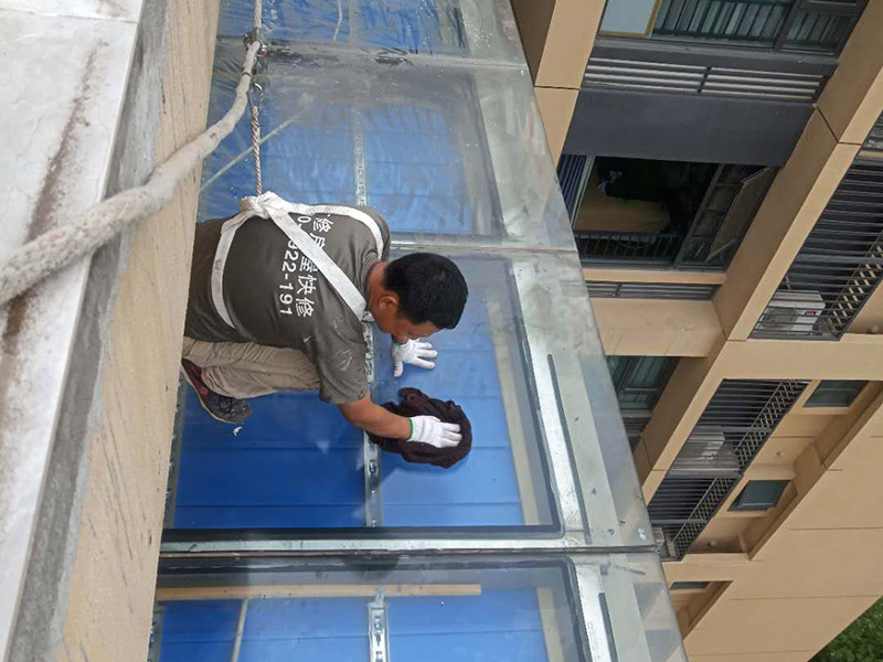 玻璃屋頂保溫防水：一是松散材料，如爐渣、膨脹蛭石、膨脹珍珠巖等，目前已較少使用。二是板狀材料，如膨脹蛭石、膨脹珍珠巖塊，泡沫水泥、加氣砼塊，巖棉板、EPS聚笨板、XPS擠塑板。三是整體現(xiàn)澆（噴）保溫層，如瀝青膨脹蛭石、瀝青膨脹珍珠巖、聚酯硬泡防水保溫一體化系統(tǒng) 等。 目前較多使用的是巖棉板、EPS聚笨板、XPS擠塑板等板狀材料。聚酯硬泡防水保溫等一體化系統(tǒng)發(fā)展迅速。2 保溫層的施工 保溫層施工前基層應(yīng)平整、干燥和干凈，保溫板緊貼（靠）基層、鋪平墊穩(wěn)、分層鋪設(shè)時上下層接縫錯開，拼縫嚴密，板間縫隙應(yīng)采用同類型材料嵌填密實，粘貼應(yīng)貼嚴粘牢，找坡正確。屋面聚氨酯防水保溫一體化系統(tǒng) 采用高壓無氣噴涂機現(xiàn)場直接發(fā)泡成型工藝，使屋面防水保溫一體化，形成的防水保溫層連續(xù)無接縫，具有保溫作業(yè)。