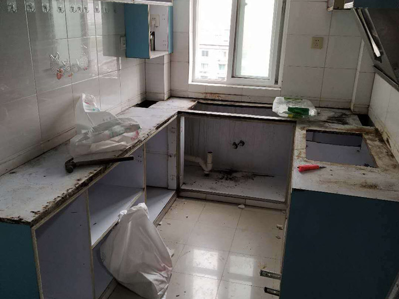 廚房裝修翻新:不同面積所用時(shí)間自然是不同的，在這段時(shí)間里，顧客還要選好裝修所用主要材料，尤其是瓷磚和櫥柜，因?yàn)闄还褚话愣际嵌ㄖ频模枰?0-35天才能完成。專業(yè)櫥柜設(shè)計(jì)師還要根據(jù)實(shí)際情況對(duì)廚房進(jìn)行設(shè)計(jì)，如確定水電路的位置，以便開工后及時(shí)進(jìn)行水電改造。水電改造即開槽、布線布管、驗(yàn)收等，根據(jù)工程復(fù)雜情況的不同，一般需要5~10天的時(shí)間，有時(shí)甚至更長(zhǎng)。泥瓦工程包括廚房等防水、瓷磚鋪貼等項(xiàng)目。根據(jù)瓷磚鋪貼的面積大小，所需的時(shí)間也不大相同。 舊廚房它們使用都是那種單路供水，因此在對(duì)廚房進(jìn)行履的時(shí)候就要多增加一個(gè)熱水管道。如果你家中的衛(wèi)生間空間不大的話，那么可以在把洗衣機(jī)擺放在廚房，這個(gè)時(shí)候就要安裝一個(gè)水管，同時(shí)還要地面增加一個(gè)地面排水管。這邊提醒大家一下，它也是會(huì)受結(jié)構(gòu)限制的，比如說像水路方面只能改上水，不能改下水。在施工之前，首先要做到就是規(guī)劃好管道它的長(zhǎng)度，同時(shí)還要考慮到它貼到墻面磚后的后尺寸,特別是出墻后那個(gè)直接水龍頭的管道更加要注意。除此以外，管道的走向一定要注意避開入墻的電線管,這樣才能避免日后水管破裂帶來一些漏水影響。