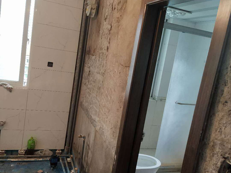 廚房裝修翻新:不同面積所用時(shí)間自然是不同的，在這段時(shí)間里，顧客還要選好裝修所用主要材料，尤其是瓷磚和櫥柜，因?yàn)闄还褚话愣际嵌ㄖ频?，需?0-35天才能完成。專業(yè)櫥柜設(shè)計(jì)師還要根據(jù)實(shí)際情況對(duì)廚房進(jìn)行設(shè)計(jì)，如確定水電路的位置，以便開工后及時(shí)進(jìn)行水電改造。水電改造即開槽、布線布管、驗(yàn)收等，根據(jù)工程復(fù)雜情況的不同，一般需要5~10天的時(shí)間，有時(shí)甚至更長(zhǎng)。泥瓦工程包括廚房等防水、瓷磚鋪貼等項(xiàng)目。根據(jù)瓷磚鋪貼的面積大小，所需的時(shí)間也不大相同。 舊廚房它們使用都是那種單路供水，因此在對(duì)廚房進(jìn)行履的時(shí)候就要多增加一個(gè)熱水管道。如果你家中的衛(wèi)生間空間不大的話，那么可以在把洗衣機(jī)擺放在廚房，這個(gè)時(shí)候就要安裝一個(gè)水管，同時(shí)還要地面增加一個(gè)地面排水管。這邊提醒大家一下，它也是會(huì)受結(jié)構(gòu)限制的，比如說像水路方面只能改上水，不能改下水。在施工之前，首先要做到就是規(guī)劃好管道它的長(zhǎng)度，同時(shí)還要考慮到它貼到墻面磚后的后尺寸,特別是出墻后那個(gè)直接水龍頭的管道更加要注意。除此以外，管道的走向一定要注意避開入墻的電線管,這樣才能避免日后水管破裂帶來一些漏水影響。