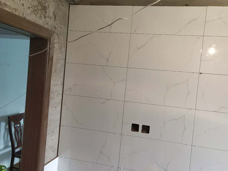 廚房裝修翻新:不同面積所用時(shí)間自然是不同的，在這段時(shí)間里，顧客還要選好裝修所用主要材料，尤其是瓷磚和櫥柜，因?yàn)闄还褚话愣际嵌ㄖ频模枰?0-35天才能完成。專業(yè)櫥柜設(shè)計(jì)師還要根據(jù)實(shí)際情況對(duì)廚房進(jìn)行設(shè)計(jì)，如確定水電路的位置，以便開工后及時(shí)進(jìn)行水電改造。水電改造即開槽、布線布管、驗(yàn)收等，根據(jù)工程復(fù)雜情況的不同，一般需要5~10天的時(shí)間，有時(shí)甚至更長(zhǎng)。泥瓦工程包括廚房等防水、瓷磚鋪貼等項(xiàng)目。根據(jù)瓷磚鋪貼的面積大小，所需的時(shí)間也不大相同。 舊廚房它們使用都是那種單路供水，因此在對(duì)廚房進(jìn)行履的時(shí)候就要多增加一個(gè)熱水管道。如果你家中的衛(wèi)生間空間不大的話，那么可以在把洗衣機(jī)擺放在廚房，這個(gè)時(shí)候就要安裝一個(gè)水管，同時(shí)還要地面增加一個(gè)地面排水管。這邊提醒大家一下，它也是會(huì)受結(jié)構(gòu)限制的，比如說像水路方面只能改上水，不能改下水。在施工之前，首先要做到就是規(guī)劃好管道它的長(zhǎng)度，同時(shí)還要考慮到它貼到墻面磚后的后尺寸,特別是出墻后那個(gè)直接水龍頭的管道更加要注意。除此以外，管道的走向一定要注意避開入墻的電線管,這樣才能避免日后水管破裂帶來一些漏水影響。