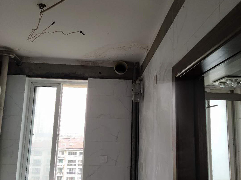 廚房裝修翻新:不同面積所用時(shí)間自然是不同的，在這段時(shí)間里，顧客還要選好裝修所用主要材料，尤其是瓷磚和櫥柜，因?yàn)闄还褚话愣际嵌ㄖ频模枰?0-35天才能完成。專業(yè)櫥柜設(shè)計(jì)師還要根據(jù)實(shí)際情況對(duì)廚房進(jìn)行設(shè)計(jì)，如確定水電路的位置，以便開工后及時(shí)進(jìn)行水電改造。水電改造即開槽、布線布管、驗(yàn)收等，根據(jù)工程復(fù)雜情況的不同，一般需要5~10天的時(shí)間，有時(shí)甚至更長(zhǎng)。泥瓦工程包括廚房等防水、瓷磚鋪貼等項(xiàng)目。根據(jù)瓷磚鋪貼的面積大小，所需的時(shí)間也不大相同。 舊廚房它們使用都是那種單路供水，因此在對(duì)廚房進(jìn)行履的時(shí)候就要多增加一個(gè)熱水管道。如果你家中的衛(wèi)生間空間不大的話，那么可以在把洗衣機(jī)擺放在廚房，這個(gè)時(shí)候就要安裝一個(gè)水管，同時(shí)還要地面增加一個(gè)地面排水管。這邊提醒大家一下，它也是會(huì)受結(jié)構(gòu)限制的，比如說像水路方面只能改上水，不能改下水。在施工之前，首先要做到就是規(guī)劃好管道它的長(zhǎng)度，同時(shí)還要考慮到它貼到墻面磚后的后尺寸,特別是出墻后那個(gè)直接水龍頭的管道更加要注意。除此以外，管道的走向一定要注意避開入墻的電線管,這樣才能避免日后水管破裂帶來一些漏水影響。