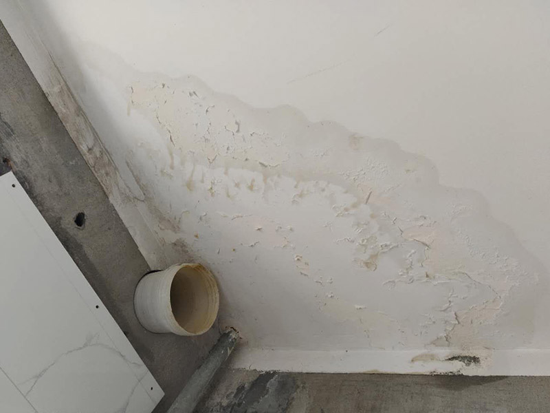 廚房裝修翻新:不同面積所用時(shí)間自然是不同的，在這段時(shí)間里，顧客還要選好裝修所用主要材料，尤其是瓷磚和櫥柜，因?yàn)闄还褚话愣际嵌ㄖ频模枰?0-35天才能完成。專業(yè)櫥柜設(shè)計(jì)師還要根據(jù)實(shí)際情況對(duì)廚房進(jìn)行設(shè)計(jì)，如確定水電路的位置，以便開工后及時(shí)進(jìn)行水電改造。水電改造即開槽、布線布管、驗(yàn)收等，根據(jù)工程復(fù)雜情況的不同，一般需要5~10天的時(shí)間，有時(shí)甚至更長(zhǎng)。泥瓦工程包括廚房等防水、瓷磚鋪貼等項(xiàng)目。根據(jù)瓷磚鋪貼的面積大小，所需的時(shí)間也不大相同。 舊廚房它們使用都是那種單路供水，因此在對(duì)廚房進(jìn)行履的時(shí)候就要多增加一個(gè)熱水管道。如果你家中的衛(wèi)生間空間不大的話，那么可以在把洗衣機(jī)擺放在廚房，這個(gè)時(shí)候就要安裝一個(gè)水管，同時(shí)還要地面增加一個(gè)地面排水管。這邊提醒大家一下，它也是會(huì)受結(jié)構(gòu)限制的，比如說像水路方面只能改上水，不能改下水。在施工之前，首先要做到就是規(guī)劃好管道它的長(zhǎng)度，同時(shí)還要考慮到它貼到墻面磚后的后尺寸,特別是出墻后那個(gè)直接水龍頭的管道更加要注意。除此以外，管道的走向一定要注意避開入墻的電線管,這樣才能避免日后水管破裂帶來一些漏水影響。