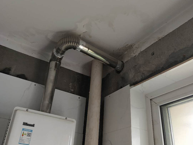 廚房裝修翻新:不同面積所用時(shí)間自然是不同的，在這段時(shí)間里，顧客還要選好裝修所用主要材料，尤其是瓷磚和櫥柜，因?yàn)闄还褚话愣际嵌ㄖ频?，需?0-35天才能完成。專業(yè)櫥柜設(shè)計(jì)師還要根據(jù)實(shí)際情況對(duì)廚房進(jìn)行設(shè)計(jì)，如確定水電路的位置，以便開工后及時(shí)進(jìn)行水電改造。水電改造即開槽、布線布管、驗(yàn)收等，根據(jù)工程復(fù)雜情況的不同，一般需要5~10天的時(shí)間，有時(shí)甚至更長(zhǎng)。泥瓦工程包括廚房等防水、瓷磚鋪貼等項(xiàng)目。根據(jù)瓷磚鋪貼的面積大小，所需的時(shí)間也不大相同。 舊廚房它們使用都是那種單路供水，因此在對(duì)廚房進(jìn)行履的時(shí)候就要多增加一個(gè)熱水管道。如果你家中的衛(wèi)生間空間不大的話，那么可以在把洗衣機(jī)擺放在廚房，這個(gè)時(shí)候就要安裝一個(gè)水管，同時(shí)還要地面增加一個(gè)地面排水管。這邊提醒大家一下，它也是會(huì)受結(jié)構(gòu)限制的，比如說像水路方面只能改上水，不能改下水。在施工之前，首先要做到就是規(guī)劃好管道它的長(zhǎng)度，同時(shí)還要考慮到它貼到墻面磚后的后尺寸,特別是出墻后那個(gè)直接水龍頭的管道更加要注意。除此以外，管道的走向一定要注意避開入墻的電線管,這樣才能避免日后水管破裂帶來一些漏水影響。