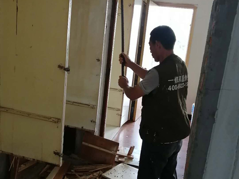 家具門框拆除：尋找門套上螺釘?shù)墓潭ú粍?dòng)部位;次之應(yīng)用螺絲起子，將每一個(gè)螺釘都逐一的扭開;再度把門門框跟門線拆除;最終就可以把門套卸下來了，為防止毀壞墻面，可以用鋸子把門套板鋸成一小塊，再用錘頭漸漸地取出來就可以。如果是全套的，那拆起來非常容易還可以再用(用發(fā)泡膠添充的)，如果是內(nèi)搭的后再用膠沾的，那門套就沒有什么用了。無論怎么拆，門套線的用途并不大。 第一，先取下門的螺絲釘；先找到螺絲釘?shù)墓潭ㄎ恢萌缓笥寐萁z刀將螺絲釘逐一取下。 第二，拆除門上的折鐵；拆除門上的折鐵使門扇與門框脫離能夠進(jìn)行自由移動(dòng)。 第三，不使用猛錘亂砸的拆除方法；在進(jìn)行拆除門框的時(shí)候使用專業(yè)的工具耐心進(jìn)行拆除不使用猛錘亂砸的方法。 第四，移除周邊雜物；在拆除門墻的時(shí)候?qū)⒅苓叺碾s物移除盡可能避免外在因素的干擾而造成墻體損失。 第五，注意人員安全；在拆除門墻的時(shí)候注意工作人員的安全避免造成不必要道德?lián)p傷給自己帶來損失。