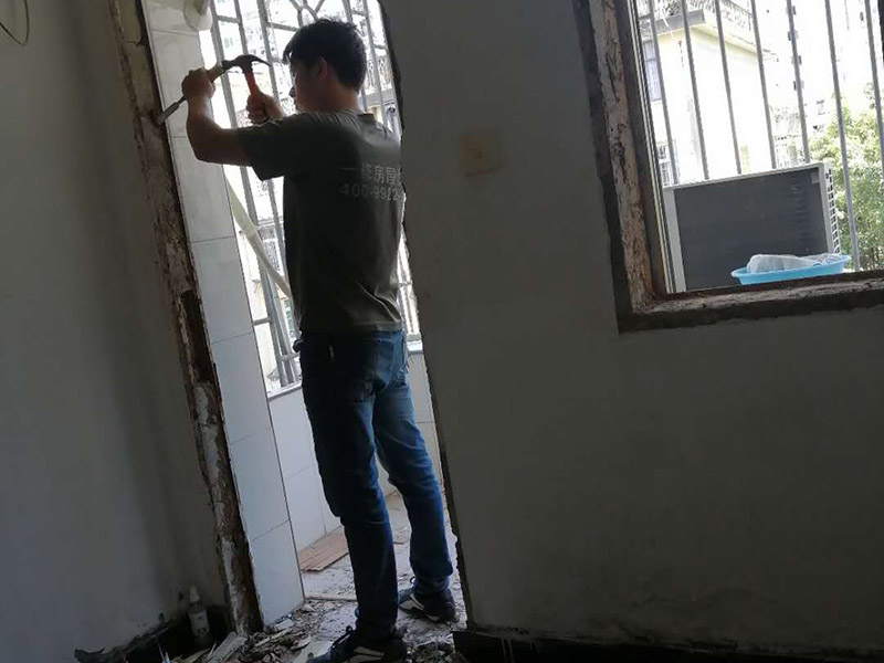 家具門框拆除：尋找門套上螺釘?shù)墓潭ú粍?dòng)部位;次之應(yīng)用螺絲起子，將每一個(gè)螺釘都逐一的扭開;再度把門門框跟門線拆除;最終就可以把門套卸下來了，為防止毀壞墻面，可以用鋸子把門套板鋸成一小塊，再用錘頭漸漸地取出來就可以。如果是全套的，那拆起來非常容易還可以再用(用發(fā)泡膠添充的)，如果是內(nèi)搭的后再用膠沾的，那門套就沒有什么用了。無論怎么拆，門套線的用途并不大。 第一，先取下門的螺絲釘；先找到螺絲釘?shù)墓潭ㄎ恢萌缓笥寐萁z刀將螺絲釘逐一取下。 第二，拆除門上的折鐵；拆除門上的折鐵使門扇與門框脫離能夠進(jìn)行自由移動(dòng)。 第三，不使用猛錘亂砸的拆除方法；在進(jìn)行拆除門框的時(shí)候使用專業(yè)的工具耐心進(jìn)行拆除不使用猛錘亂砸的方法。 第四，移除周邊雜物；在拆除門墻的時(shí)候?qū)⒅苓叺碾s物移除盡可能避免外在因素的干擾而造成墻體損失。 第五，注意人員安全；在拆除門墻的時(shí)候注意工作人員的安全避免造成不必要道德?lián)p傷給自己帶來損失。