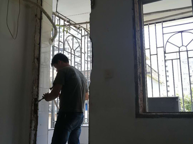 家具門框拆除：尋找門套上螺釘?shù)墓潭ú粍?dòng)部位;次之應(yīng)用螺絲起子，將每一個(gè)螺釘都逐一的扭開;再度把門門框跟門線拆除;最終就可以把門套卸下來了，為防止毀壞墻面，可以用鋸子把門套板鋸成一小塊，再用錘頭漸漸地取出來就可以。如果是全套的，那拆起來非常容易還可以再用(用發(fā)泡膠添充的)，如果是內(nèi)搭的后再用膠沾的，那門套就沒有什么用了。無論怎么拆，門套線的用途并不大。 第一，先取下門的螺絲釘；先找到螺絲釘?shù)墓潭ㄎ恢萌缓笥寐萁z刀將螺絲釘逐一取下。 第二，拆除門上的折鐵；拆除門上的折鐵使門扇與門框脫離能夠進(jìn)行自由移動(dòng)。 第三，不使用猛錘亂砸的拆除方法；在進(jìn)行拆除門框的時(shí)候使用專業(yè)的工具耐心進(jìn)行拆除不使用猛錘亂砸的方法。 第四，移除周邊雜物；在拆除門墻的時(shí)候?qū)⒅苓叺碾s物移除盡可能避免外在因素的干擾而造成墻體損失。 第五，注意人員安全；在拆除門墻的時(shí)候注意工作人員的安全避免造成不必要道德?lián)p傷給自己帶來損失。