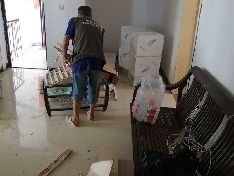 家具門框拆除：尋找門套上螺釘?shù)墓潭ú粍?dòng)部位;次之應(yīng)用螺絲起子，將每一個(gè)螺釘都逐一的扭開;再度把門門框跟門線拆除;最終就可以把門套卸下來了，為防止毀壞墻面，可以用鋸子把門套板鋸成一小塊，再用錘頭漸漸地取出來就可以。如果是全套的，那拆起來非常容易還可以再用(用發(fā)泡膠添充的)，如果是內(nèi)搭的后再用膠沾的，那門套就沒有什么用了。無論怎么拆，門套線的用途并不大。 第一，先取下門的螺絲釘；先找到螺絲釘?shù)墓潭ㄎ恢萌缓笥寐萁z刀將螺絲釘逐一取下。 第二，拆除門上的折鐵；拆除門上的折鐵使門扇與門框脫離能夠進(jìn)行自由移動(dòng)。 第三，不使用猛錘亂砸的拆除方法；在進(jìn)行拆除門框的時(shí)候使用專業(yè)的工具耐心進(jìn)行拆除不使用猛錘亂砸的方法。 第四，移除周邊雜物；在拆除門墻的時(shí)候?qū)⒅苓叺碾s物移除盡可能避免外在因素的干擾而造成墻體損失。 第五，注意人員安全；在拆除門墻的時(shí)候注意工作人員的安全避免造成不必要道德?lián)p傷給自己帶來損失。