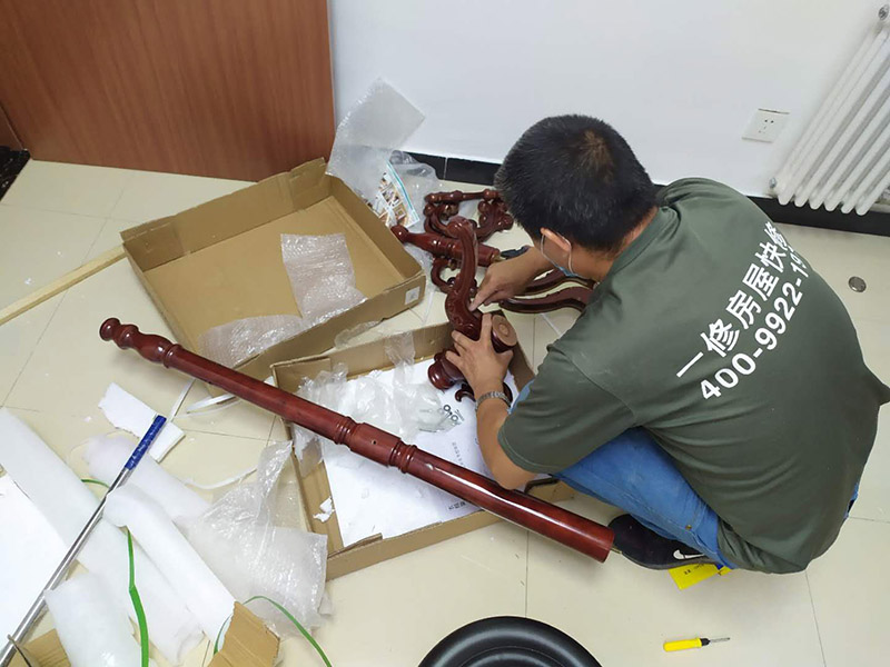 家具安裝維修：安裝時(shí)要注意家中的其它位置的保護(hù)，因?yàn)榧揖咭话阍诩已b過程中是最后進(jìn)場(chǎng)(不裝修的話更要保護(hù)家里的物品)，重點(diǎn)保護(hù)的對(duì)象是：地板(尤其是實(shí)木地板)、門套、門、樓梯、墻紙、壁燈等。 如果是請(qǐng)師傅安裝，要親自跟進(jìn)安裝過程，看是否有安裝過程中的損壞，其實(shí)這一點(diǎn)倒不會(huì)有太多的問題，因?yàn)榘惭b工都是經(jīng)驗(yàn)豐富的，如果他弄壞了您的家具，公司也會(huì)有一定的處罰。如果是自己安裝，一定要注意做好自身安全防護(hù)，地面也要有柔軟的材料防護(hù)，以免造成劃傷，刮花。