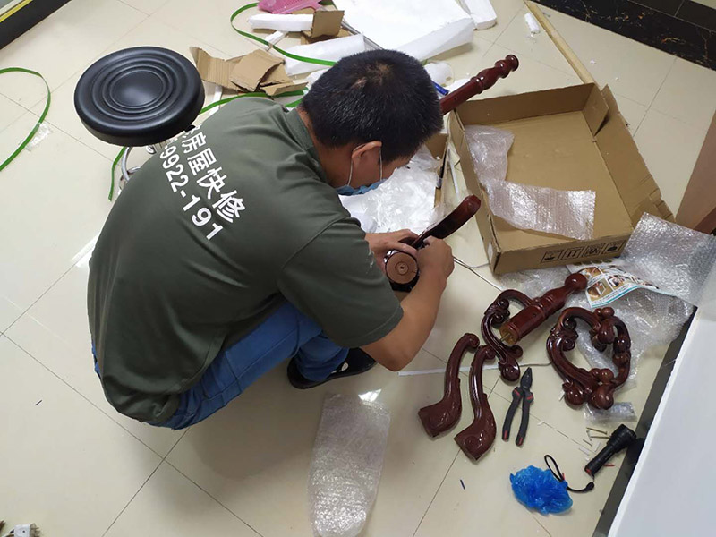 家具安裝維修：安裝時(shí)要注意家中的其它位置的保護(hù)，因?yàn)榧揖咭话阍诩已b過程中是最后進(jìn)場(chǎng)(不裝修的話更要保護(hù)家里的物品)，重點(diǎn)保護(hù)的對(duì)象是：地板(尤其是實(shí)木地板)、門套、門、樓梯、墻紙、壁燈等。 如果是請(qǐng)師傅安裝，要親自跟進(jìn)安裝過程，看是否有安裝過程中的損壞，其實(shí)這一點(diǎn)倒不會(huì)有太多的問題，因?yàn)榘惭b工都是經(jīng)驗(yàn)豐富的，如果他弄壞了您的家具，公司也會(huì)有一定的處罰。如果是自己安裝，一定要注意做好自身安全防護(hù)，地面也要有柔軟的材料防護(hù)，以免造成劃傷，刮花。