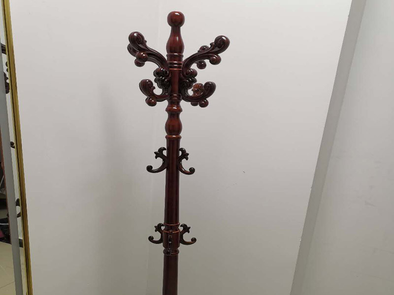 家具安裝維修：安裝時(shí)要注意家中的其它位置的保護(hù)，因?yàn)榧揖咭话阍诩已b過程中是最后進(jìn)場(chǎng)(不裝修的話更要保護(hù)家里的物品)，重點(diǎn)保護(hù)的對(duì)象是：地板(尤其是實(shí)木地板)、門套、門、樓梯、墻紙、壁燈等。 如果是請(qǐng)師傅安裝，要親自跟進(jìn)安裝過程，看是否有安裝過程中的損壞，其實(shí)這一點(diǎn)倒不會(huì)有太多的問題，因?yàn)榘惭b工都是經(jīng)驗(yàn)豐富的，如果他弄壞了您的家具，公司也會(huì)有一定的處罰。如果是自己安裝，一定要注意做好自身安全防護(hù)，地面也要有柔軟的材料防護(hù)，以免造成劃傷，刮花。