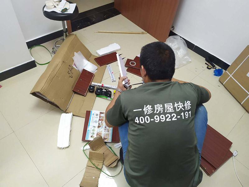 家具安裝維修：安裝時(shí)要注意家中的其它位置的保護(hù)，因?yàn)榧揖咭话阍诩已b過程中是最后進(jìn)場(chǎng)(不裝修的話更要保護(hù)家里的物品)，重點(diǎn)保護(hù)的對(duì)象是：地板(尤其是實(shí)木地板)、門套、門、樓梯、墻紙、壁燈等。 如果是請(qǐng)師傅安裝，要親自跟進(jìn)安裝過程，看是否有安裝過程中的損壞，其實(shí)這一點(diǎn)倒不會(huì)有太多的問題，因?yàn)榘惭b工都是經(jīng)驗(yàn)豐富的，如果他弄壞了您的家具，公司也會(huì)有一定的處罰。如果是自己安裝，一定要注意做好自身安全防護(hù)，地面也要有柔軟的材料防護(hù)，以免造成劃傷，刮花。