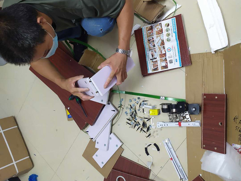 家具安裝維修：安裝時(shí)要注意家中的其它位置的保護(hù)，因?yàn)榧揖咭话阍诩已b過程中是最后進(jìn)場(chǎng)(不裝修的話更要保護(hù)家里的物品)，重點(diǎn)保護(hù)的對(duì)象是：地板(尤其是實(shí)木地板)、門套、門、樓梯、墻紙、壁燈等。 如果是請(qǐng)師傅安裝，要親自跟進(jìn)安裝過程，看是否有安裝過程中的損壞，其實(shí)這一點(diǎn)倒不會(huì)有太多的問題，因?yàn)榘惭b工都是經(jīng)驗(yàn)豐富的，如果他弄壞了您的家具，公司也會(huì)有一定的處罰。如果是自己安裝，一定要注意做好自身安全防護(hù)，地面也要有柔軟的材料防護(hù)，以免造成劃傷，刮花。