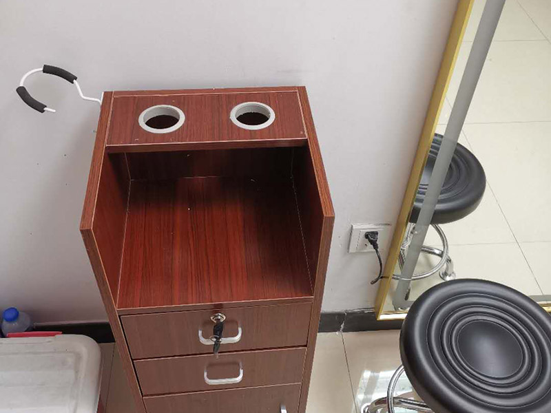 家具安裝維修：安裝時(shí)要注意家中的其它位置的保護(hù)，因?yàn)榧揖咭话阍诩已b過程中是最后進(jìn)場(chǎng)(不裝修的話更要保護(hù)家里的物品)，重點(diǎn)保護(hù)的對(duì)象是：地板(尤其是實(shí)木地板)、門套、門、樓梯、墻紙、壁燈等。 如果是請(qǐng)師傅安裝，要親自跟進(jìn)安裝過程，看是否有安裝過程中的損壞，其實(shí)這一點(diǎn)倒不會(huì)有太多的問題，因?yàn)榘惭b工都是經(jīng)驗(yàn)豐富的，如果他弄壞了您的家具，公司也會(huì)有一定的處罰。如果是自己安裝，一定要注意做好自身安全防護(hù)，地面也要有柔軟的材料防護(hù)，以免造成劃傷，刮花。