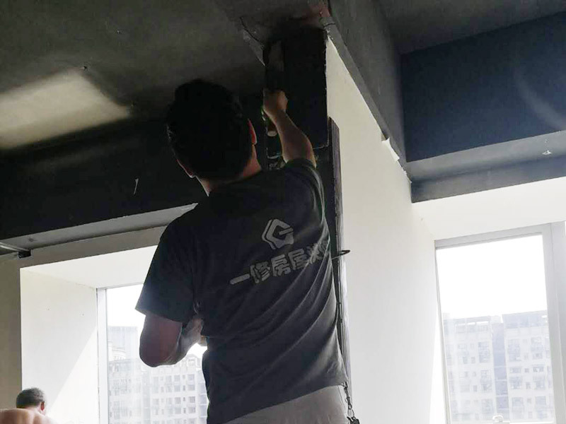 老房子地面找平：基層處理&rarr;找標高、彈線&rarr;灑水濕潤&rarr;抹灰餅和標筋&rarr;攪拌砂漿&rarr;刷水泥漿結(jié)合層&rarr;鋪水泥砂漿面層&rarr;木抹子搓平&rarr;鐵抹子壓第一遍&rarr;第二遍壓光&rarr;第三遍壓光&rarr;養(yǎng)護 將基層上的灰塵掃掉，用鋼絲刷和鏨子刷凈、剔掉灰漿皮和灰渣層，用10%的火堿水溶液刷掉基層上的油污，并用清水及時將堿液沖凈。 根據(jù)墻上的+1000mm水平線，往下量測出面層標高，并彈在墻上。 根據(jù)房間內(nèi)四周墻上彈的面層標高水平線，確定面層抹灰厚度（不應小于20mm）,然后拉水平線開始抹灰餅（5cm*5cm），橫豎間距為1.5&mdash;2.0米，灰餅上平面即為地面面層標高。如果房間比較大，還須抹標筋。鋪抹灰餅和標筋的砂漿材料配合比均與抹地面的砂漿相同。 攪拌砂漿，用攪拌機進行攪拌，顏色必須一致。鋪設(shè)水泥砂漿前，涂刷水泥漿一層（隨刷隨鋪面層砂漿）。 在涂刷完水泥砂漿后，鋪水泥砂漿，并在灰餅之間將砂漿鋪均勻。 木抹子刮平后，迅速用鐵抹子壓第一遍，直到出漿為止。面層砂漿初凝后，用鐵抹子壓第二遍，表面壓平壓光。在水泥砂漿終凝前進行第三遍壓光，必須在終凝前完成。 并隨時用2米靠尺檢查其平整度。 完工后24小時（地面壓光），鋪鋸末或其他材料覆蓋灑水養(yǎng)護，保持濕潤，養(yǎng)護時間不少于7天，抗壓強度達5Mpa時才能上人。