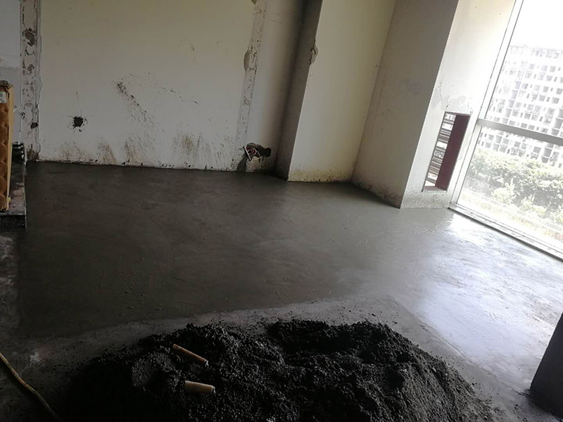 老房子地面找平：基層處理&rarr;找標高、彈線&rarr;灑水濕潤&rarr;抹灰餅和標筋&rarr;攪拌砂漿&rarr;刷水泥漿結(jié)合層&rarr;鋪水泥砂漿面層&rarr;木抹子搓平&rarr;鐵抹子壓第一遍&rarr;第二遍壓光&rarr;第三遍壓光&rarr;養(yǎng)護 將基層上的灰塵掃掉，用鋼絲刷和鏨子刷凈、剔掉灰漿皮和灰渣層，用10%的火堿水溶液刷掉基層上的油污，并用清水及時將堿液沖凈。 根據(jù)墻上的+1000mm水平線，往下量測出面層標高，并彈在墻上。 根據(jù)房間內(nèi)四周墻上彈的面層標高水平線，確定面層抹灰厚度（不應小于20mm）,然后拉水平線開始抹灰餅（5cm*5cm），橫豎間距為1.5&mdash;2.0米，灰餅上平面即為地面面層標高。如果房間比較大，還須抹標筋。鋪抹灰餅和標筋的砂漿材料配合比均與抹地面的砂漿相同。 攪拌砂漿，用攪拌機進行攪拌，顏色必須一致。鋪設(shè)水泥砂漿前，涂刷水泥漿一層（隨刷隨鋪面層砂漿）。 在涂刷完水泥砂漿后，鋪水泥砂漿，并在灰餅之間將砂漿鋪均勻。 木抹子刮平后，迅速用鐵抹子壓第一遍，直到出漿為止。面層砂漿初凝后，用鐵抹子壓第二遍，表面壓平壓光。在水泥砂漿終凝前進行第三遍壓光，必須在終凝前完成。 并隨時用2米靠尺檢查其平整度。 完工后24小時（地面壓光），鋪鋸末或其他材料覆蓋灑水養(yǎng)護，保持濕潤，養(yǎng)護時間不少于7天，抗壓強度達5Mpa時才能上人。