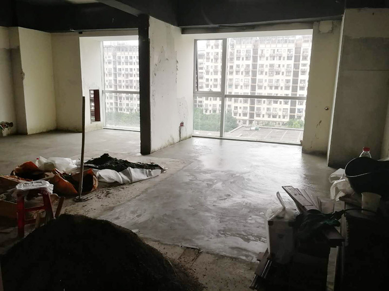 老房子地面找平：基層處理&rarr;找標高、彈線&rarr;灑水濕潤&rarr;抹灰餅和標筋&rarr;攪拌砂漿&rarr;刷水泥漿結(jié)合層&rarr;鋪水泥砂漿面層&rarr;木抹子搓平&rarr;鐵抹子壓第一遍&rarr;第二遍壓光&rarr;第三遍壓光&rarr;養(yǎng)護 將基層上的灰塵掃掉，用鋼絲刷和鏨子刷凈、剔掉灰漿皮和灰渣層，用10%的火堿水溶液刷掉基層上的油污，并用清水及時將堿液沖凈。 根據(jù)墻上的+1000mm水平線，往下量測出面層標高，并彈在墻上。 根據(jù)房間內(nèi)四周墻上彈的面層標高水平線，確定面層抹灰厚度（不應小于20mm）,然后拉水平線開始抹灰餅（5cm*5cm），橫豎間距為1.5&mdash;2.0米，灰餅上平面即為地面面層標高。如果房間比較大，還須抹標筋。鋪抹灰餅和標筋的砂漿材料配合比均與抹地面的砂漿相同。 攪拌砂漿，用攪拌機進行攪拌，顏色必須一致。鋪設(shè)水泥砂漿前，涂刷水泥漿一層（隨刷隨鋪面層砂漿）。 在涂刷完水泥砂漿后，鋪水泥砂漿，并在灰餅之間將砂漿鋪均勻。 木抹子刮平后，迅速用鐵抹子壓第一遍，直到出漿為止。面層砂漿初凝后，用鐵抹子壓第二遍，表面壓平壓光。在水泥砂漿終凝前進行第三遍壓光，必須在終凝前完成。 并隨時用2米靠尺檢查其平整度。 完工后24小時（地面壓光），鋪鋸末或其他材料覆蓋灑水養(yǎng)護，保持濕潤，養(yǎng)護時間不少于7天，抗壓強度達5Mpa時才能上人。