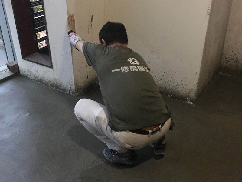 老房子地面找平：基層處理&rarr;找標高、彈線&rarr;灑水濕潤&rarr;抹灰餅和標筋&rarr;攪拌砂漿&rarr;刷水泥漿結(jié)合層&rarr;鋪水泥砂漿面層&rarr;木抹子搓平&rarr;鐵抹子壓第一遍&rarr;第二遍壓光&rarr;第三遍壓光&rarr;養(yǎng)護 將基層上的灰塵掃掉，用鋼絲刷和鏨子刷凈、剔掉灰漿皮和灰渣層，用10%的火堿水溶液刷掉基層上的油污，并用清水及時將堿液沖凈。 根據(jù)墻上的+1000mm水平線，往下量測出面層標高，并彈在墻上。 根據(jù)房間內(nèi)四周墻上彈的面層標高水平線，確定面層抹灰厚度（不應小于20mm）,然后拉水平線開始抹灰餅（5cm*5cm），橫豎間距為1.5&mdash;2.0米，灰餅上平面即為地面面層標高。如果房間比較大，還須抹標筋。鋪抹灰餅和標筋的砂漿材料配合比均與抹地面的砂漿相同。 攪拌砂漿，用攪拌機進行攪拌，顏色必須一致。鋪設(shè)水泥砂漿前，涂刷水泥漿一層（隨刷隨鋪面層砂漿）。 在涂刷完水泥砂漿后，鋪水泥砂漿，并在灰餅之間將砂漿鋪均勻。 木抹子刮平后，迅速用鐵抹子壓第一遍，直到出漿為止。面層砂漿初凝后，用鐵抹子壓第二遍，表面壓平壓光。在水泥砂漿終凝前進行第三遍壓光，必須在終凝前完成。 并隨時用2米靠尺檢查其平整度。 完工后24小時（地面壓光），鋪鋸末或其他材料覆蓋灑水養(yǎng)護，保持濕潤，養(yǎng)護時間不少于7天，抗壓強度達5Mpa時才能上人。