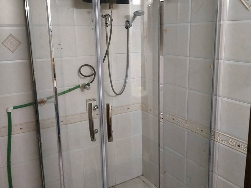 淋浴房定做安裝：1、在安裝前需要進行打孔，因此根據(jù)產(chǎn)品安裝實際尺寸進行測量，看看需要將孔打在什么地方，以及什么高度，通常要求只要方便家人使用就行。等量好尺寸后要進行鉅管套絲、抹鉛油、纏麻線等工序，上好彎頭，把短節(jié)絲頭抹鉛油、纏麻，最后裝在管口上。 2、然后將淋浴器和銅進水口進行對接，但是在對接時一定要用手將螺母擰緊，并將圓盤上的螺絲眼找平，劃出標記，然后卸下淋浴器，打直徑40mm、深10mm的孔洞，把鉛皮卷裁入洞內(nèi)頂實，在打龍過程中一定要注意，不能打的太淺或者太松。 3、銅進水口要注意抹鉛油加墊，以防止生銹氧化，要用木螺絲將淋浴器圓盤和墻面固定好，防止以后使用而出現(xiàn)脫落情況。 4、安裝淋浴器上水時要將淋浴器吊直，圓盤緊靠墻面，劃出印記，然后打直徑40mm、深10mm的孔洞，裁入鉛皮卷頂實，螺母地方加墊，用手擰緊，最后圓盤用木螺絲固定在墻上。