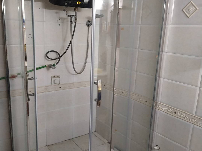 淋浴房定做安裝：1、在安裝前需要進行打孔，因此根據(jù)產(chǎn)品安裝實際尺寸進行測量，看看需要將孔打在什么地方，以及什么高度，通常要求只要方便家人使用就行。等量好尺寸后要進行鉅管套絲、抹鉛油、纏麻線等工序，上好彎頭，把短節(jié)絲頭抹鉛油、纏麻，最后裝在管口上。 2、然后將淋浴器和銅進水口進行對接，但是在對接時一定要用手將螺母擰緊，并將圓盤上的螺絲眼找平，劃出標記，然后卸下淋浴器，打直徑40mm、深10mm的孔洞，把鉛皮卷裁入洞內(nèi)頂實，在打龍過程中一定要注意，不能打的太淺或者太松。 3、銅進水口要注意抹鉛油加墊，以防止生銹氧化，要用木螺絲將淋浴器圓盤和墻面固定好，防止以后使用而出現(xiàn)脫落情況。 4、安裝淋浴器上水時要將淋浴器吊直，圓盤緊靠墻面，劃出印記，然后打直徑40mm、深10mm的孔洞，裁入鉛皮卷頂實，螺母地方加墊，用手擰緊，最后圓盤用木螺絲固定在墻上。