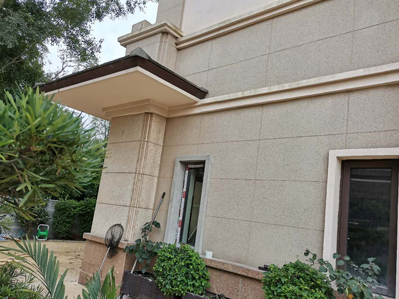 別墅門窗安裝：一般來說，別墅門窗尺寸根據(jù)別墅建筑的面積比例來測量大小的，正常尺寸的門寬為90cm，高200cm，而窗的高度為1.5m，窗臺的高度約是0.9m，窗頂距離樓面的高度約是2.4m。如果若窗臺的高度低于0.8m時，采取防護措施。 (1)確定位置：門窗安裝前，根據(jù)距底面500mm的水平線和坐標基準線找到安裝位置，畫出安裝位置線。 (2)固定：將門窗框放在確定位置線上，用模子臨時固定，用線墜、水平尺將門窗框校正找直，用100mm釘子將門窗框固定于墻內(nèi)磚上，釘子帽應砸扁后釘入框內(nèi)。 (3)安裝：門扇安裝時將懸掛螺栓裝入門扇上的專用孔內(nèi)，用螺母將懸掛螺栓與掛件固定?；蛘邔⒌儡売寐萁z固定在地面上。 (4)檢查：別墅門窗安裝時，需要進行一定的而檢查，比如門邊是否與側框板契合，檢查玻璃安裝質(zhì)量，以及檢查框與扇的嚴密度等。