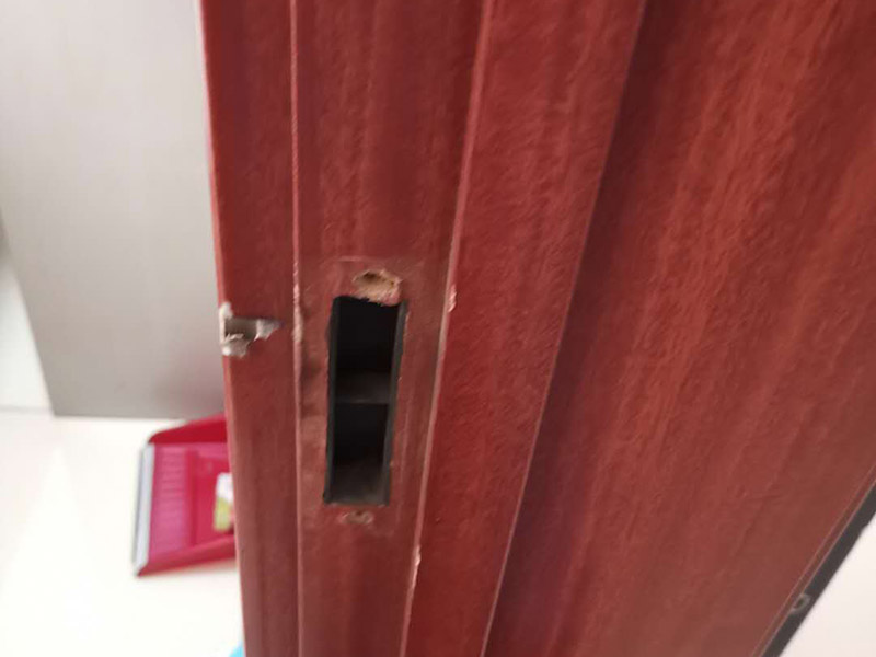 室內(nèi)門鎖更換:首先準(zhǔn)備好門鎖;然后將鎖簧部分插入鎖位;用手錘輕輕敲平;接著將固定鎖簧的美工釘擰緊;插入轉(zhuǎn)動(dòng)連接桿(有卡槽的部分面向自己)套上外把手（注意外把手和內(nèi)把手不要裝反）,將內(nèi)把手與連接桿相連接，記得將螺絲用螺絲刀固定，將鎖芯插入鎖芯孔位，再用螺絲固定。就安裝完成了