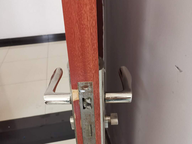 室內(nèi)門鎖更換:首先準(zhǔn)備好門鎖;然后將鎖簧部分插入鎖位;用手錘輕輕敲平;接著將固定鎖簧的美工釘擰緊;插入轉(zhuǎn)動(dòng)連接桿(有卡槽的部分面向自己)套上外把手（注意外把手和內(nèi)把手不要裝反）,將內(nèi)把手與連接桿相連接，記得將螺絲用螺絲刀固定，將鎖芯插入鎖芯孔位，再用螺絲固定。就安裝完成了