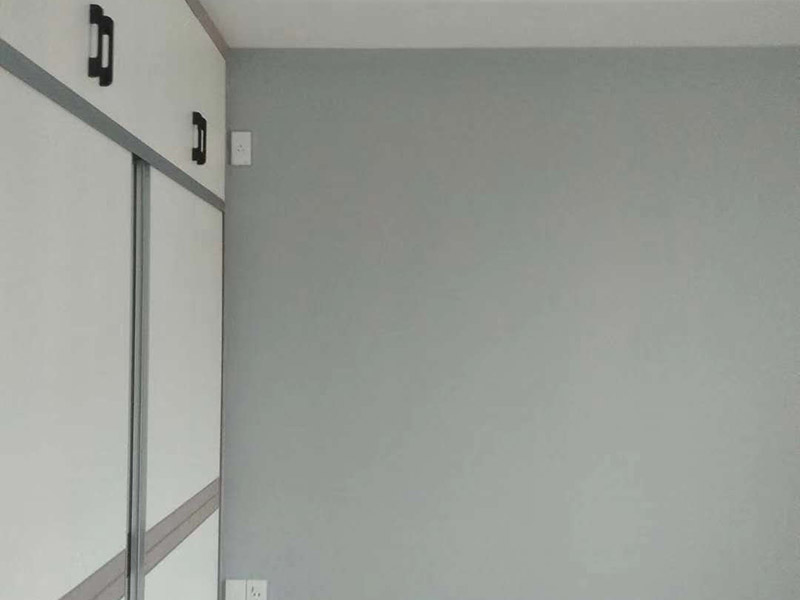 墻面乳膠漆翻新：1、使用吸塵器進(jìn)行除塵工序，利用吸塵器的毛刷充分摩擦被清潔表面，去除灰塵。 2、對于局部污染或是有油漬的地方，需要使用聚氨酯稀釋劑來清洗。 3、局部有霉藻的部位，需要使用防霉溶液清洗，晾干或噴濕后鏟除。 4、對于已經(jīng)剝落或是破損的地方，先將破損部位松動(dòng)的部分打磨掉，清理干凈，再使用柔性膩?zhàn)舆M(jìn)行修補(bǔ)。待表面修補(bǔ)平整后，再涂裝底漆。 5、先將破損、松動(dòng)的部分清理干凈，使用柔性膩?zhàn)舆M(jìn)行修補(bǔ)，表面修補(bǔ)平整后涂裝805膠水。 6、在涂刷膠水的基層上滿刮膩?zhàn)痈唷?7、涂刷底漆，要均勻涂刷一遍，要求無露底、流墜現(xiàn)象。 8、 涂刷面漆， 均勻涂刷兩遍，待靠前遍干燥后涂刷第二遍，要求無露底、流墜。