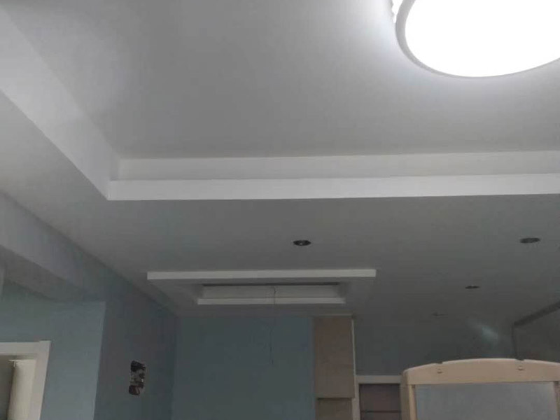 墻面乳膠漆翻新：1、使用吸塵器進(jìn)行除塵工序，利用吸塵器的毛刷充分摩擦被清潔表面，去除灰塵。 2、對于局部污染或是有油漬的地方，需要使用聚氨酯稀釋劑來清洗。 3、局部有霉藻的部位，需要使用防霉溶液清洗，晾干或噴濕后鏟除。 4、對于已經(jīng)剝落或是破損的地方，先將破損部位松動(dòng)的部分打磨掉，清理干凈，再使用柔性膩?zhàn)舆M(jìn)行修補(bǔ)。待表面修補(bǔ)平整后，再涂裝底漆。 5、先將破損、松動(dòng)的部分清理干凈，使用柔性膩?zhàn)舆M(jìn)行修補(bǔ)，表面修補(bǔ)平整后涂裝805膠水。 6、在涂刷膠水的基層上滿刮膩?zhàn)痈唷?7、涂刷底漆，要均勻涂刷一遍，要求無露底、流墜現(xiàn)象。 8、 涂刷面漆， 均勻涂刷兩遍，待靠前遍干燥后涂刷第二遍，要求無露底、流墜。