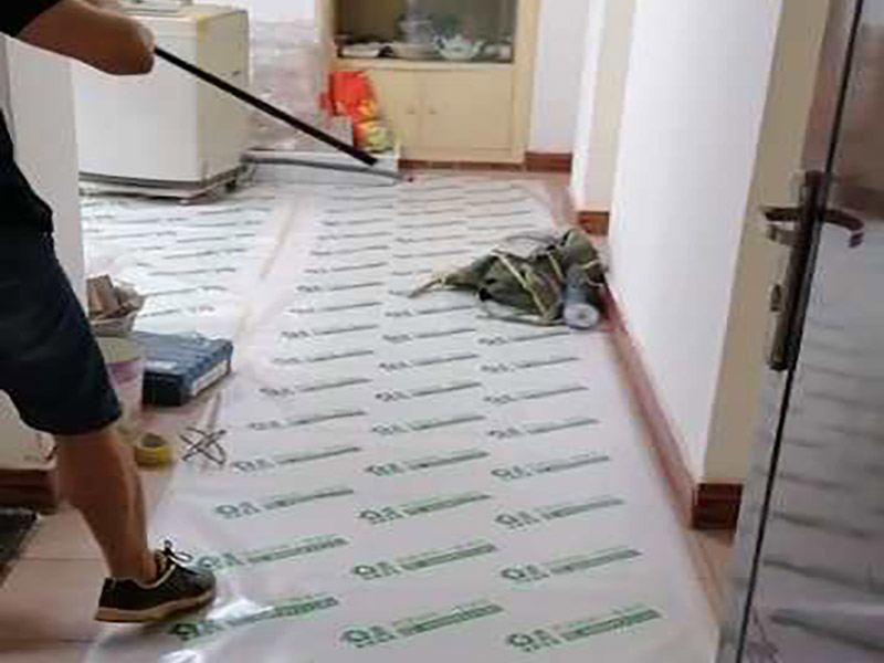 衛(wèi)生間改造裝修：因?yàn)槭嵌窝b修，所以在裝修前，首先需要的就是敲掉之前裝修的地瓷磚，才可以使用自己選購(gòu)好的地瓷磚進(jìn)行鋪貼，在這里需要提醒的是，在敲碎原有的瓷磚時(shí)，一定要多加注意，不要敲到下水道水管了，衛(wèi)生間的下水道通常都是有多個(gè)的，一不小心就很容易被敲打到。還要特點(diǎn)注意的是，一定要避免碎掉的瓷磚進(jìn)入下水道內(nèi)，不然就會(huì)擁堵。 在敲掉了原有的地磚后，需要先用水泥砂漿將地面找平，再做防水處理，不然地板的凹凸不平，會(huì)影響涂料的厚薄不均，就會(huì)產(chǎn)生滲漏的情況。在刷防水涂料時(shí)需要反復(fù)涂刷2至3遍，做到徹底防水。 面可以采用防滑的地磚，高度要低于15~20mm，地漏要低于15mm，這樣做有利于排水。