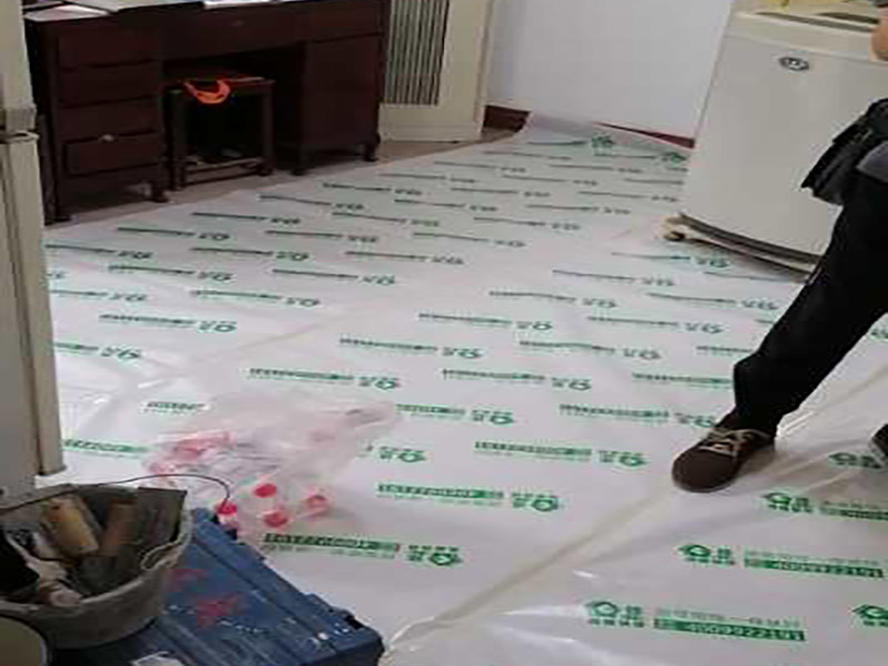 衛(wèi)生間改造裝修：因?yàn)槭嵌窝b修，所以在裝修前，首先需要的就是敲掉之前裝修的地瓷磚，才可以使用自己選購(gòu)好的地瓷磚進(jìn)行鋪貼，在這里需要提醒的是，在敲碎原有的瓷磚時(shí)，一定要多加注意，不要敲到下水道水管了，衛(wèi)生間的下水道通常都是有多個(gè)的，一不小心就很容易被敲打到。還要特點(diǎn)注意的是，一定要避免碎掉的瓷磚進(jìn)入下水道內(nèi)，不然就會(huì)擁堵。 在敲掉了原有的地磚后，需要先用水泥砂漿將地面找平，再做防水處理，不然地板的凹凸不平，會(huì)影響涂料的厚薄不均，就會(huì)產(chǎn)生滲漏的情況。在刷防水涂料時(shí)需要反復(fù)涂刷2至3遍，做到徹底防水。 面可以采用防滑的地磚，高度要低于15~20mm，地漏要低于15mm，這樣做有利于排水。