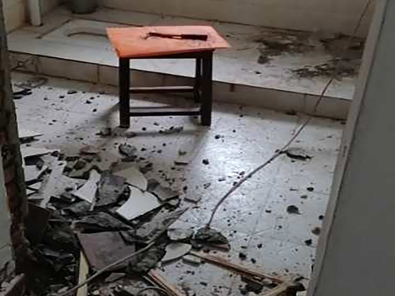 衛(wèi)生間改造裝修：因?yàn)槭嵌窝b修，所以在裝修前，首先需要的就是敲掉之前裝修的地瓷磚，才可以使用自己選購(gòu)好的地瓷磚進(jìn)行鋪貼，在這里需要提醒的是，在敲碎原有的瓷磚時(shí)，一定要多加注意，不要敲到下水道水管了，衛(wèi)生間的下水道通常都是有多個(gè)的，一不小心就很容易被敲打到。還要特點(diǎn)注意的是，一定要避免碎掉的瓷磚進(jìn)入下水道內(nèi)，不然就會(huì)擁堵。 在敲掉了原有的地磚后，需要先用水泥砂漿將地面找平，再做防水處理，不然地板的凹凸不平，會(huì)影響涂料的厚薄不均，就會(huì)產(chǎn)生滲漏的情況。在刷防水涂料時(shí)需要反復(fù)涂刷2至3遍，做到徹底防水。 面可以采用防滑的地磚，高度要低于15~20mm，地漏要低于15mm，這樣做有利于排水。