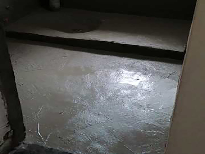 衛(wèi)生間改造裝修：因?yàn)槭嵌窝b修，所以在裝修前，首先需要的就是敲掉之前裝修的地瓷磚，才可以使用自己選購(gòu)好的地瓷磚進(jìn)行鋪貼，在這里需要提醒的是，在敲碎原有的瓷磚時(shí)，一定要多加注意，不要敲到下水道水管了，衛(wèi)生間的下水道通常都是有多個(gè)的，一不小心就很容易被敲打到。還要特點(diǎn)注意的是，一定要避免碎掉的瓷磚進(jìn)入下水道內(nèi)，不然就會(huì)擁堵。 在敲掉了原有的地磚后，需要先用水泥砂漿將地面找平，再做防水處理，不然地板的凹凸不平，會(huì)影響涂料的厚薄不均，就會(huì)產(chǎn)生滲漏的情況。在刷防水涂料時(shí)需要反復(fù)涂刷2至3遍，做到徹底防水。 面可以采用防滑的地磚，高度要低于15~20mm，地漏要低于15mm，這樣做有利于排水。