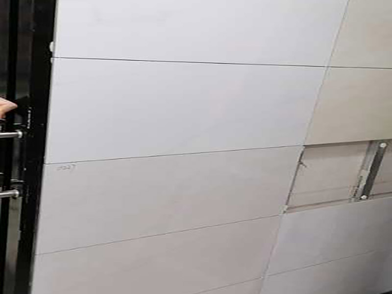 衛(wèi)生間改造裝修：因?yàn)槭嵌窝b修，所以在裝修前，首先需要的就是敲掉之前裝修的地瓷磚，才可以使用自己選購(gòu)好的地瓷磚進(jìn)行鋪貼，在這里需要提醒的是，在敲碎原有的瓷磚時(shí)，一定要多加注意，不要敲到下水道水管了，衛(wèi)生間的下水道通常都是有多個(gè)的，一不小心就很容易被敲打到。還要特點(diǎn)注意的是，一定要避免碎掉的瓷磚進(jìn)入下水道內(nèi)，不然就會(huì)擁堵。 在敲掉了原有的地磚后，需要先用水泥砂漿將地面找平，再做防水處理，不然地板的凹凸不平，會(huì)影響涂料的厚薄不均，就會(huì)產(chǎn)生滲漏的情況。在刷防水涂料時(shí)需要反復(fù)涂刷2至3遍，做到徹底防水。 面可以采用防滑的地磚，高度要低于15~20mm，地漏要低于15mm，這樣做有利于排水。