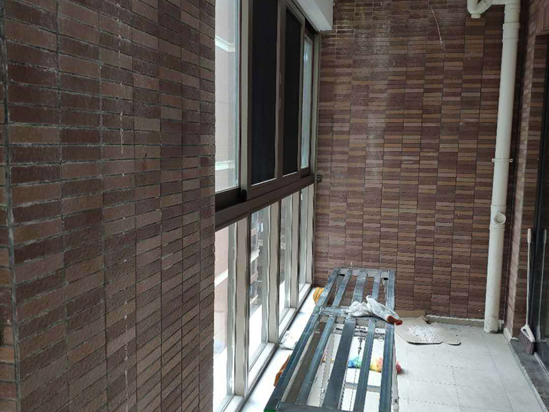 陽臺瓷磚刷漆維修：瓷磚的表面是釉質的，比較光滑，在上面刷油漆后，容易起皮脫落，會適得其反，建議不要在上面刷油漆。 如果一定要用，乳膠漆和丙烯顏料很值得一試，只是據(jù)說這兩種材料在瓷磚上粉刷時比較難以均勻上色，同時，這兩種材料在長時間后，也會脫落。如果經(jīng)濟允許，丙烯顏料比乳膠漆的色彩選擇更豐富，呈現(xiàn)的色彩效果也更好。