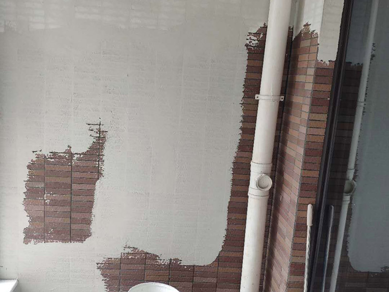 陽臺瓷磚刷漆維修：瓷磚的表面是釉質的，比較光滑，在上面刷油漆后，容易起皮脫落，會適得其反，建議不要在上面刷油漆。 如果一定要用，乳膠漆和丙烯顏料很值得一試，只是據(jù)說這兩種材料在瓷磚上粉刷時比較難以均勻上色，同時，這兩種材料在長時間后，也會脫落。如果經(jīng)濟允許，丙烯顏料比乳膠漆的色彩選擇更豐富，呈現(xiàn)的色彩效果也更好。