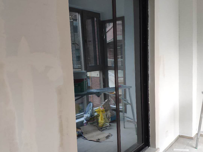 陽臺瓷磚刷漆維修：瓷磚的表面是釉質的，比較光滑，在上面刷油漆后，容易起皮脫落，會適得其反，建議不要在上面刷油漆。 如果一定要用，乳膠漆和丙烯顏料很值得一試，只是據(jù)說這兩種材料在瓷磚上粉刷時比較難以均勻上色，同時，這兩種材料在長時間后，也會脫落。如果經(jīng)濟允許，丙烯顏料比乳膠漆的色彩選擇更豐富，呈現(xiàn)的色彩效果也更好。