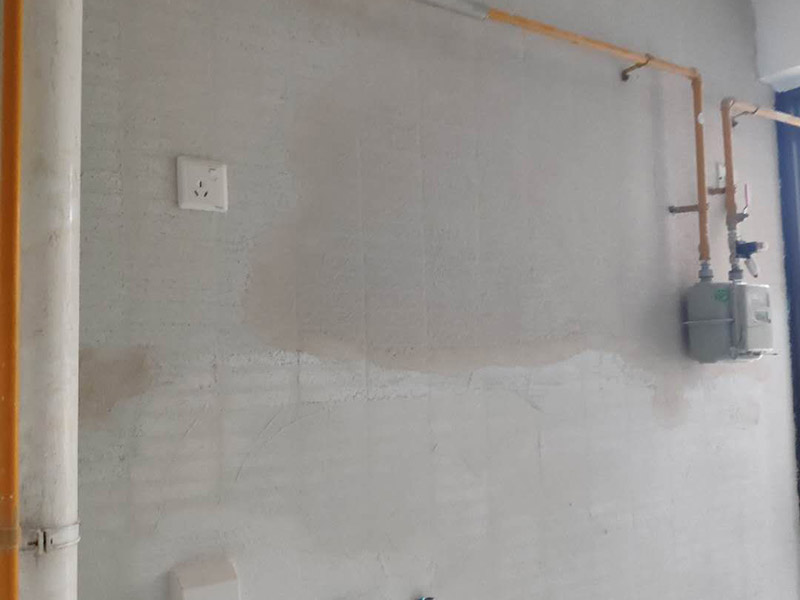 陽臺瓷磚刷漆維修：瓷磚的表面是釉質的，比較光滑，在上面刷油漆后，容易起皮脫落，會適得其反，建議不要在上面刷油漆。 如果一定要用，乳膠漆和丙烯顏料很值得一試，只是據(jù)說這兩種材料在瓷磚上粉刷時比較難以均勻上色，同時，這兩種材料在長時間后，也會脫落。如果經(jīng)濟允許，丙烯顏料比乳膠漆的色彩選擇更豐富，呈現(xiàn)的色彩效果也更好。