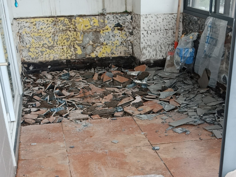 陽臺改廚房裝修:陽臺是家居環(huán)境中與外界相連最為密切的一個(gè)區(qū)域了，如果想要將其改造成廚房，那首先就要做好它的防水措施。要是防水不做好，樓下的鄰居就要來投訴了。 陽臺改廚房的防水措施主要是窗戶和地面的防水，特別是窗戶，所以在安裝窗戶時(shí)一定要選擇質(zhì)量過關(guān)的窗戶材料;還要注意把握好窗戶與窗框的尺寸，在滿足窗戶開關(guān)順暢的情況下，做好窗戶的密封性，這樣才能起到有效的防水作用。 陽臺改廚房裝修更要注意水、電、氣走線改造，雖然將陽臺打造成廚房，不僅高效利用了家居生活空間，也使得室內(nèi)的空間變得更為寬敞了;但是在陽臺廚房的打造中水、電、氣的走線問題是相當(dāng)重要的，要以方便使用為原則。 將陽臺打造成廚房，確實(shí)是一個(gè)不錯(cuò)的創(chuàng)意設(shè)計(jì)，但是并非每一種陽臺都可以設(shè)計(jì)成廚房的，主要是因?yàn)殛柵_的受力結(jié)構(gòu)比較特殊，特別是對于懸空的陽臺來說，它所能承載的重量并不是很大，所以懸空的陽臺是不太適宜于改造成廚房的，只有室內(nèi)陽臺才能進(jìn)行多功能改造。