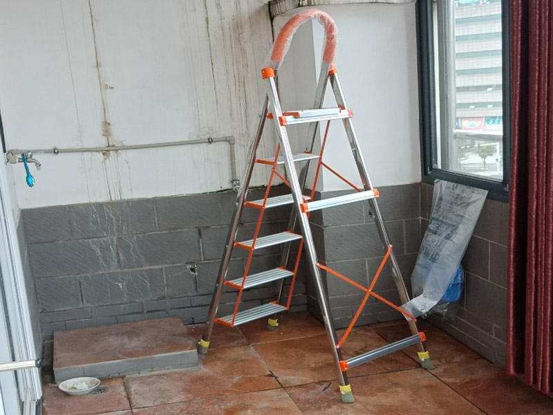 陽臺改廚房裝修:陽臺是家居環(huán)境中與外界相連最為密切的一個(gè)區(qū)域了，如果想要將其改造成廚房，那首先就要做好它的防水措施。要是防水不做好，樓下的鄰居就要來投訴了。 陽臺改廚房的防水措施主要是窗戶和地面的防水，特別是窗戶，所以在安裝窗戶時(shí)一定要選擇質(zhì)量過關(guān)的窗戶材料;還要注意把握好窗戶與窗框的尺寸，在滿足窗戶開關(guān)順暢的情況下，做好窗戶的密封性，這樣才能起到有效的防水作用。 陽臺改廚房裝修更要注意水、電、氣走線改造，雖然將陽臺打造成廚房，不僅高效利用了家居生活空間，也使得室內(nèi)的空間變得更為寬敞了;但是在陽臺廚房的打造中水、電、氣的走線問題是相當(dāng)重要的，要以方便使用為原則。 將陽臺打造成廚房，確實(shí)是一個(gè)不錯(cuò)的創(chuàng)意設(shè)計(jì)，但是并非每一種陽臺都可以設(shè)計(jì)成廚房的，主要是因?yàn)殛柵_的受力結(jié)構(gòu)比較特殊，特別是對于懸空的陽臺來說，它所能承載的重量并不是很大，所以懸空的陽臺是不太適宜于改造成廚房的，只有室內(nèi)陽臺才能進(jìn)行多功能改造。