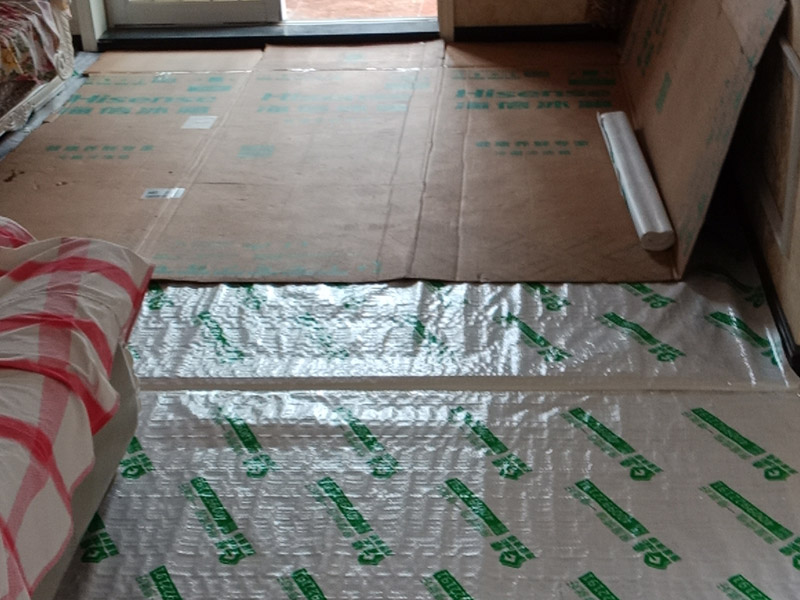 陽臺改廚房裝修:陽臺是家居環(huán)境中與外界相連最為密切的一個(gè)區(qū)域了，如果想要將其改造成廚房，那首先就要做好它的防水措施。要是防水不做好，樓下的鄰居就要來投訴了。 陽臺改廚房的防水措施主要是窗戶和地面的防水，特別是窗戶，所以在安裝窗戶時(shí)一定要選擇質(zhì)量過關(guān)的窗戶材料;還要注意把握好窗戶與窗框的尺寸，在滿足窗戶開關(guān)順暢的情況下，做好窗戶的密封性，這樣才能起到有效的防水作用。 陽臺改廚房裝修更要注意水、電、氣走線改造，雖然將陽臺打造成廚房，不僅高效利用了家居生活空間，也使得室內(nèi)的空間變得更為寬敞了;但是在陽臺廚房的打造中水、電、氣的走線問題是相當(dāng)重要的，要以方便使用為原則。 將陽臺打造成廚房，確實(shí)是一個(gè)不錯(cuò)的創(chuàng)意設(shè)計(jì)，但是并非每一種陽臺都可以設(shè)計(jì)成廚房的，主要是因?yàn)殛柵_的受力結(jié)構(gòu)比較特殊，特別是對于懸空的陽臺來說，它所能承載的重量并不是很大，所以懸空的陽臺是不太適宜于改造成廚房的，只有室內(nèi)陽臺才能進(jìn)行多功能改造。