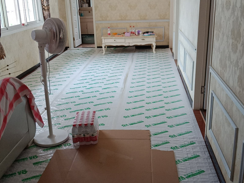 陽臺改廚房裝修:陽臺是家居環(huán)境中與外界相連最為密切的一個(gè)區(qū)域了，如果想要將其改造成廚房，那首先就要做好它的防水措施。要是防水不做好，樓下的鄰居就要來投訴了。 陽臺改廚房的防水措施主要是窗戶和地面的防水，特別是窗戶，所以在安裝窗戶時(shí)一定要選擇質(zhì)量過關(guān)的窗戶材料;還要注意把握好窗戶與窗框的尺寸，在滿足窗戶開關(guān)順暢的情況下，做好窗戶的密封性，這樣才能起到有效的防水作用。 陽臺改廚房裝修更要注意水、電、氣走線改造，雖然將陽臺打造成廚房，不僅高效利用了家居生活空間，也使得室內(nèi)的空間變得更為寬敞了;但是在陽臺廚房的打造中水、電、氣的走線問題是相當(dāng)重要的，要以方便使用為原則。 將陽臺打造成廚房，確實(shí)是一個(gè)不錯(cuò)的創(chuàng)意設(shè)計(jì)，但是并非每一種陽臺都可以設(shè)計(jì)成廚房的，主要是因?yàn)殛柵_的受力結(jié)構(gòu)比較特殊，特別是對于懸空的陽臺來說，它所能承載的重量并不是很大，所以懸空的陽臺是不太適宜于改造成廚房的，只有室內(nèi)陽臺才能進(jìn)行多功能改造。