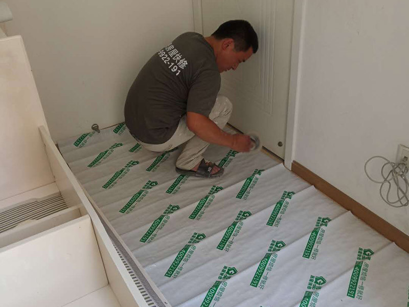 地板家具保護：成品保護的目的 為加快先進技術與現代管理方法和手段在項目的運用，努力降低成本，提高工程質量，確保全面實現對業(yè)主的承諾。施工現場隨著施工進行，成品保護工作顯得尤為重要，做好成品保護工作，是在施工過程中要對已完工分項進行保護，否則一旦造成損壞，將會增加修復工作，帶來工、料浪費、工期拖延及經濟損失。