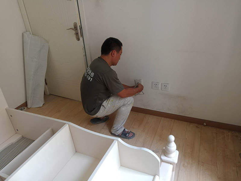 地板家具保護：成品保護的目的 為加快先進技術與現代管理方法和手段在項目的運用，努力降低成本，提高工程質量，確保全面實現對業(yè)主的承諾。施工現場隨著施工進行，成品保護工作顯得尤為重要，做好成品保護工作，是在施工過程中要對已完工分項進行保護，否則一旦造成損壞，將會增加修復工作，帶來工、料浪費、工期拖延及經濟損失。