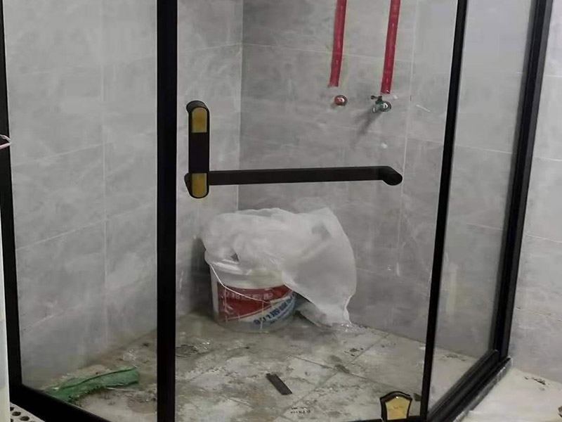淋浴房安裝維修：組合好底盆零件，調(diào)節(jié)底盆水平，確保盆內(nèi)、盆底無積水。軟管可隨距離遠(yuǎn)近伸縮，將盆底與地漏連接牢固。淋浴房底盆裝好后需要進(jìn)行試水檢驗(yàn)，以確保下水暢通無阻。在淋浴房本體安裝前也要對已裝好的底盆進(jìn)行及時保護(hù)。明確衛(wèi)生間水管排布情況，防止打孔時打爆隱蔽管線。用鉛筆、水平尺確定靠墻鋁材的鉆孔位，用沖擊鉆打孔。在鉆孔處敲入膠粒，用螺絲將鋁條鎖于墻壁。注意需一邊安裝一邊不斷進(jìn)行調(diào)整，以保持鋁材的垂直度。將淋浴房玻璃夾緊鎖于底盆鉆孔處，平玻璃或彎玻璃底部落入玻璃夾槽內(nèi)，緩緩?fù)迫胭N墻鋁材。再用螺絲固定。